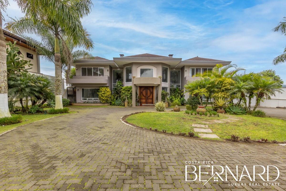 Landscape view of Las Palmeras Luxury Residence in San Ramon, showcasing the expansive estate and lush surroundings, ideal for buyers interested in luxury real estate in Costa Rica.