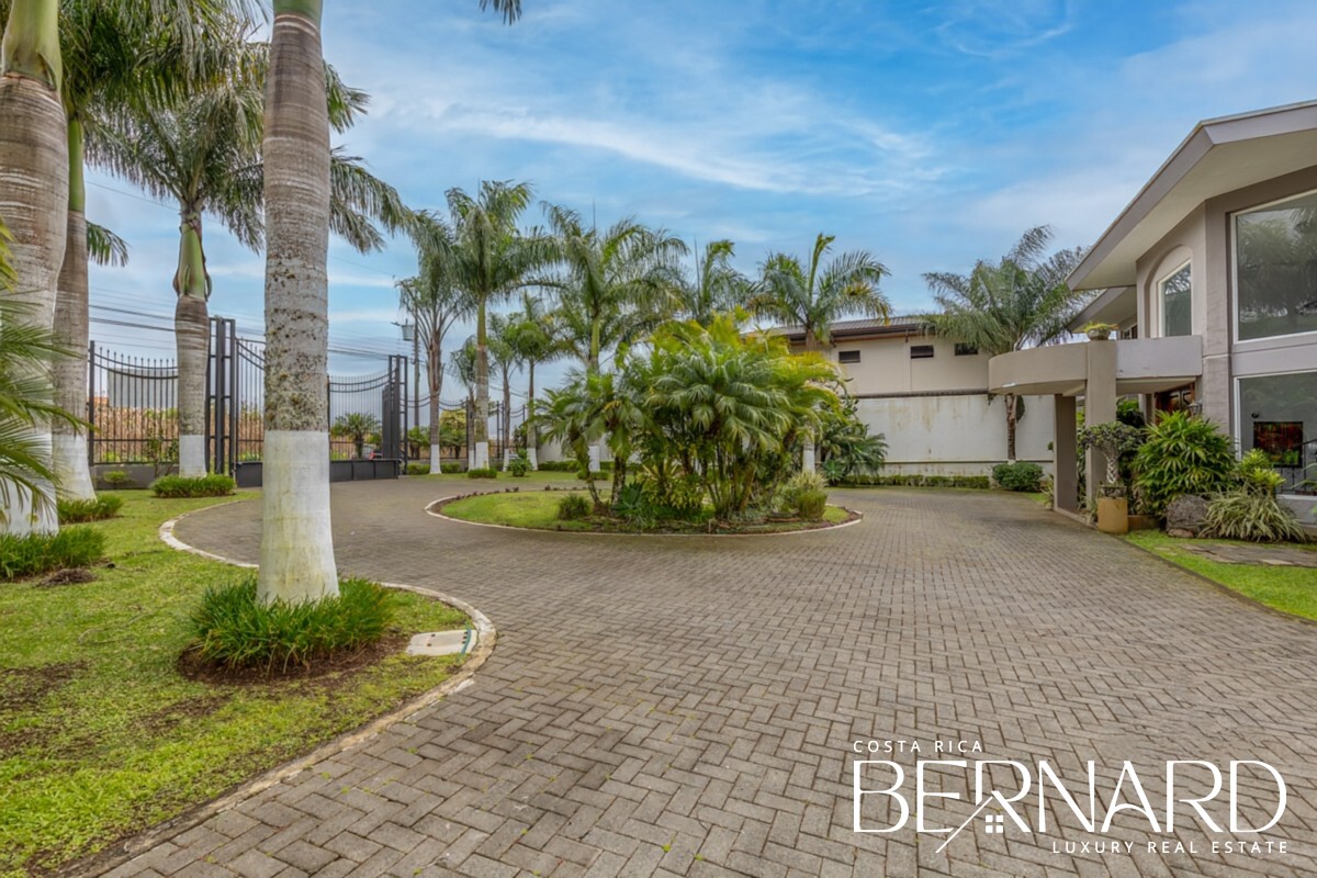 Landscape view of Las Palmeras Luxury Residence in San Ramon, showcasing the expansive estate and lush surroundings, ideal for buyers interested in luxury real estate in Costa Rica.