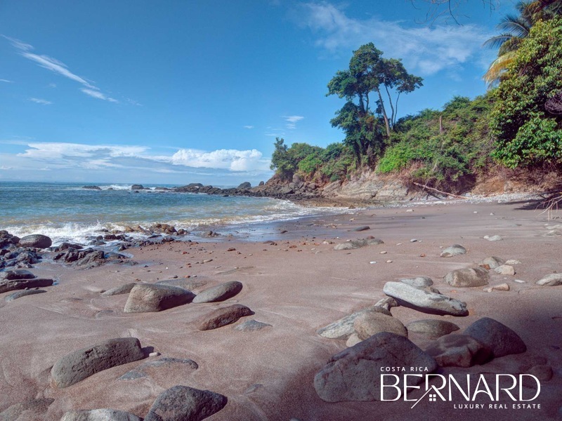 Oceanfront Luxury Villa in Dominical Beach, Puntarenas with Private Pool and Beach Access - Costa Rica Real Estate